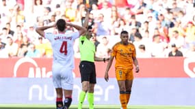 L'arbitre expulse Loïc Badé après une faute sur Kylian Mbappé lors du match Séville-Real Madrid (0-2, Liga), le 18 mai 2025