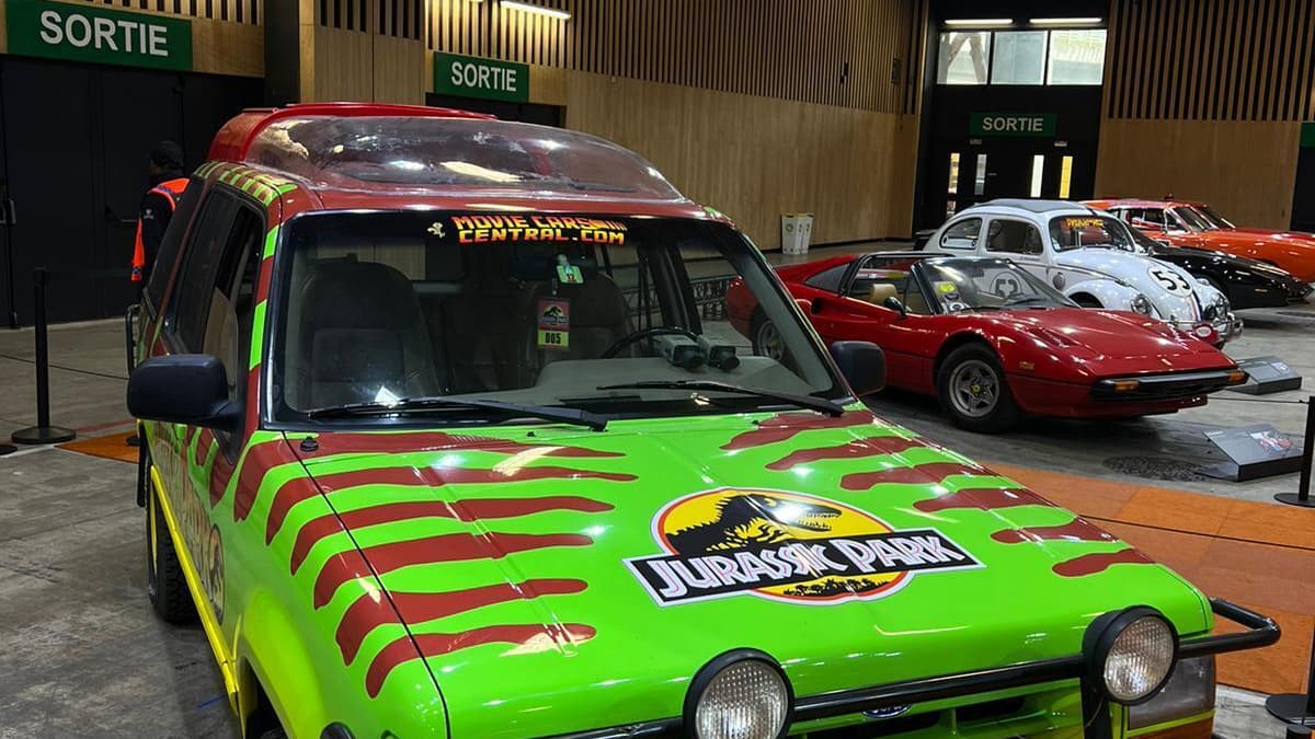 Photographie de la Ford Explorer XLT du film Jurassic Park exposée à l'occasion du Mondial de l'Auto à Paris.