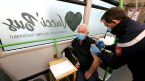 Un homme est vacciné contre le Covid-19 dans un bus de vaccination (illustration) 
