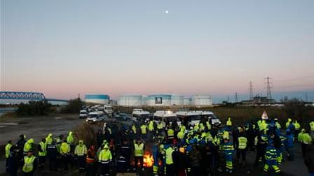 Lors du blocage d'un dépôt pétrolier de Fos-sur-Mer par des dockers et des agents du port de Marseille, lundi. Près de six Français sur dix (59%) désapprouvent les blocages de raffineries, dépôts de carburant ou axes routiers, mis en place par certains sa