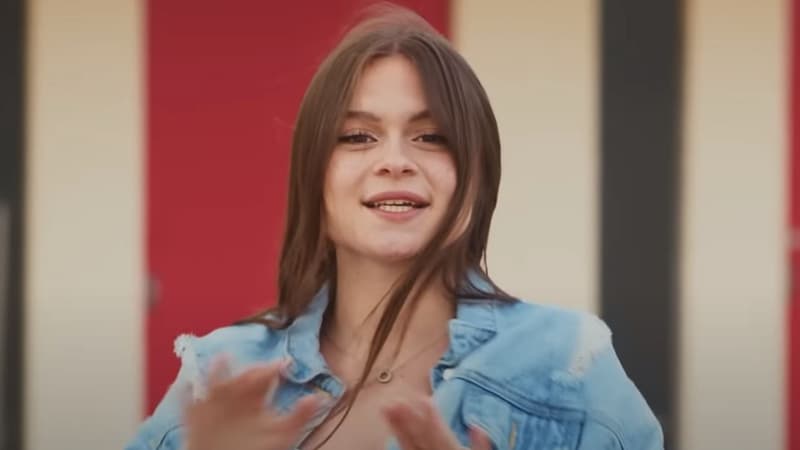 La jeune chanteuse Anaïs Robin, dans le clip de la chanson "Un autre". 