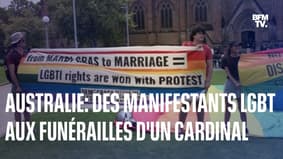 Des militants LGBT protestent lors des funérailles du cardinal australien George Pell 