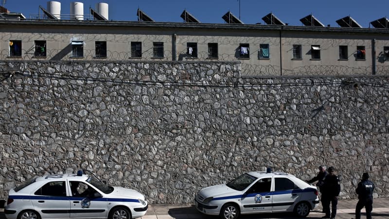 Des policiers grecs stationnent devant une prison d'Athènes (PHOTO D'ILLUSTRATION)