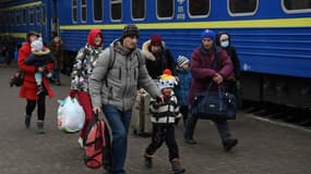 Des réfugiés Ukrainiens montent dans un train à Lviv pour fuir en Pologne, le 5 mars 2022 