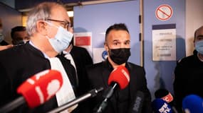 Mathieu Valbuena avec son avocat Paul-Albert Iweins, à Versailles le 20 octobre 2021