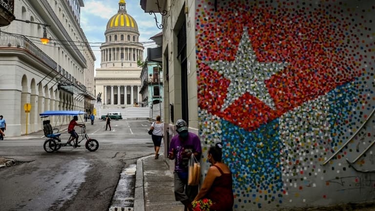 Le drapeau cubain dessiné sur le mur d'une rue de la Havane à Cuba, le 12 juillet 2021