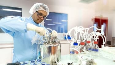 Après des résultats en baisse, le directeur général de Sanofi défend la réorganisation du pôle "recherche et développement" du groupe.