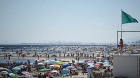 Des touristes profitent d'une plage du Cap Ferret (image d'illustration)