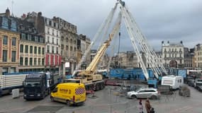 À Lille, la grande roue en montage sur la Grand Place. 