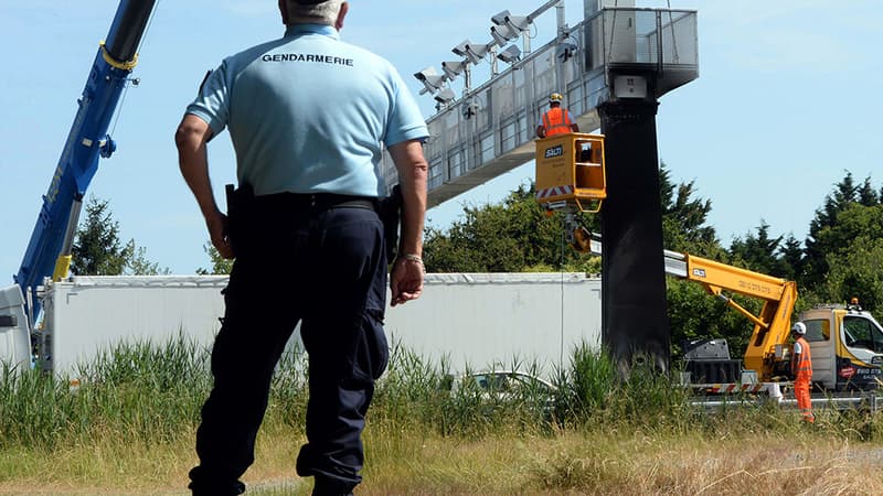 Démantèlement d'un portique écotaxe sur la N171 entre Nantes et Saint-Nazaire.