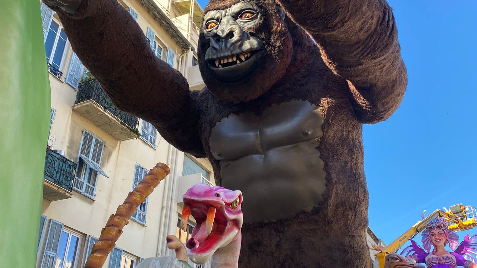 Le montage des chars du carnaval de Nice.