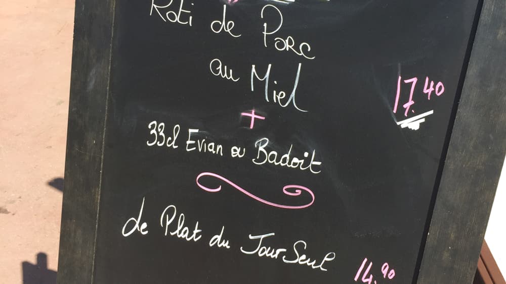 Le menu du jour d'un restaurant proche de la Croisette à Cannes. Le menu du jour d'un restaurant proche de la Croisette à Cannes.
