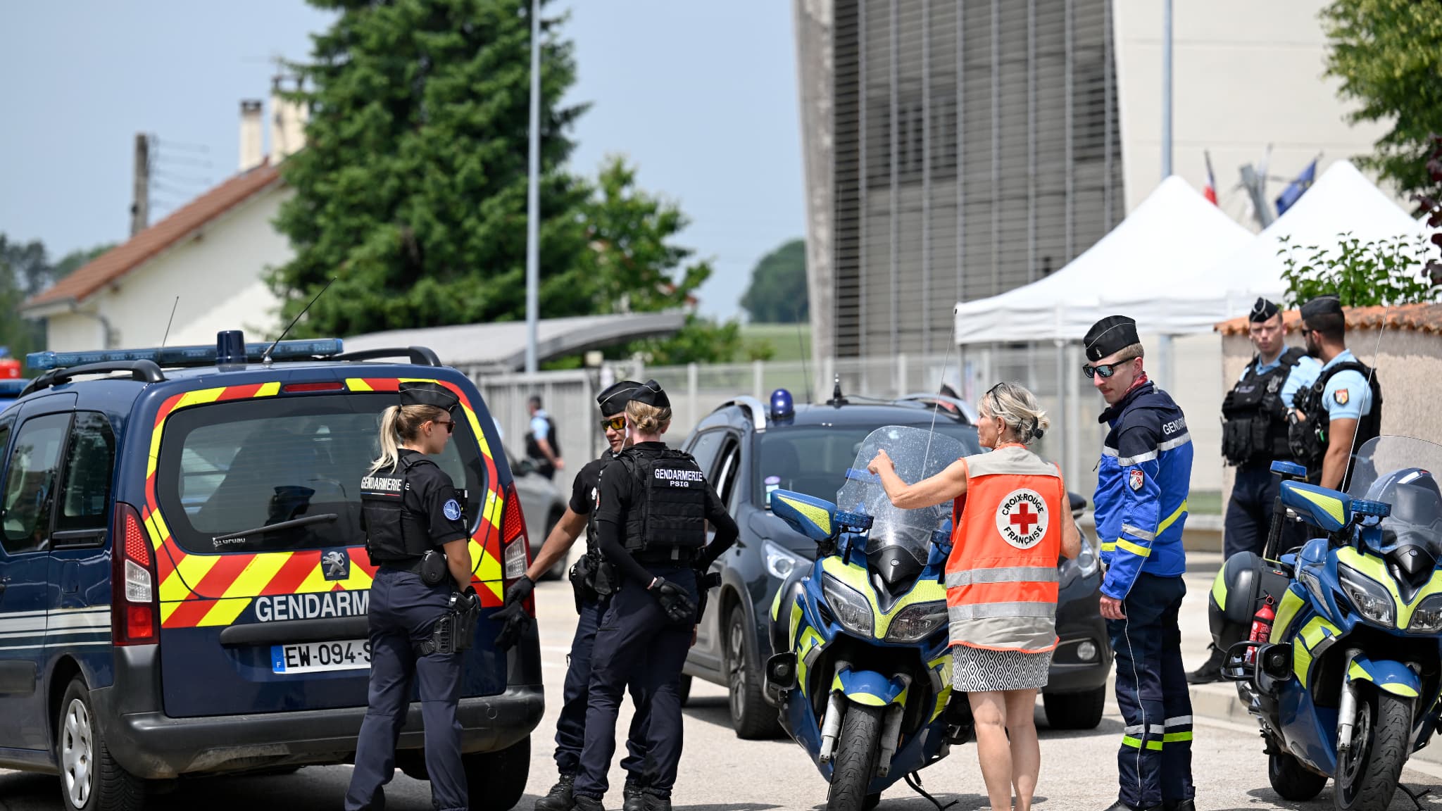 La gendarmerie française contrôle l'accès à un collège après qu'une assistante d'éducation de 31 ans a été poignardée à coups de couteau par un élève de 15 ans lors d'une fouille de sac à Nogent, dans l'est de la France, le 10 juin 2025.