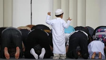 Prière à l'ouverture du ramadan à la mosquée de Strasbourg. La fin de cette période de jeûne et de prières a été fixée à mardi en France, où elle est observée par quelque cinq millions de musulmans pratiquants. /Photo prise le 1er août 2011/REUTERS/Vincen