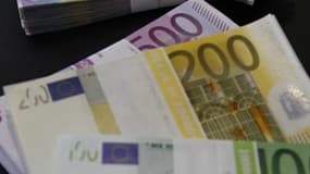 Plus d'une centaine de personnes ont dû prendre leur mal en patience lundi à Paris, devant la succursale de la Banque de France, avant de pouvoir échanger leurs derniers billets en francs contre des euros, à quatre jours de la fin de l'échange supervisé p