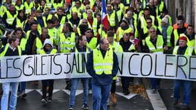Des "gilets jaunes" manifestent contre les prix élevés du carburant, le 24 novembre 2023 à Rochefort, en Charente-Maritime