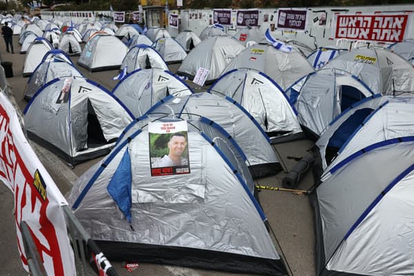 Des tentes installées par des manifestants israéliens près du Parlement, le 2 avril 2024