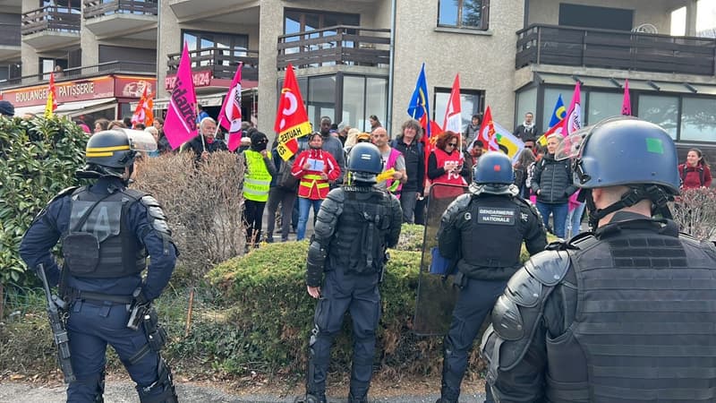 Savines-le-Lac: les gardes à vue des deux manifestants interpellés en marge de la visite de Macron vont être levées