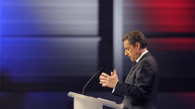 La cote de popularité de Nicolas Sarkozy a progressé de huit points en février pour atteindre 38% de bonnes opinions, selon un sondage LH2 pour le Nouvel Observateur. /Photo prise le 19 février 2012/REUTERS/Philippe Wojazer