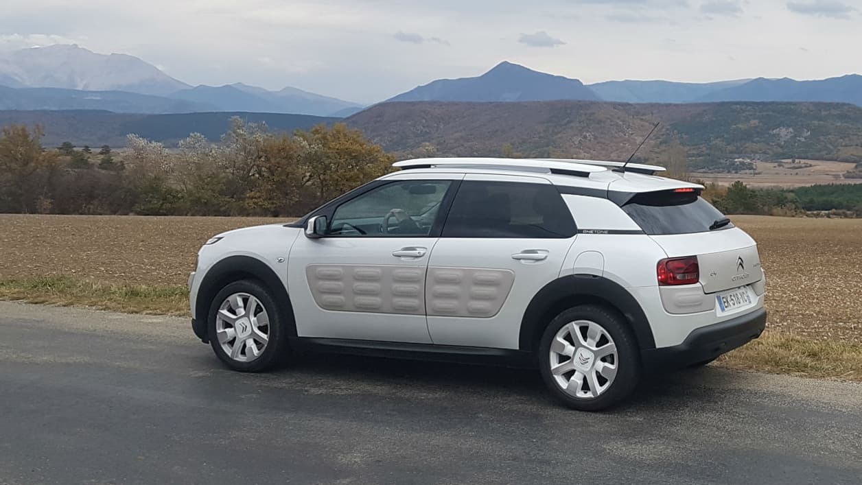 Le nouveau C4 Cactus perdra une bonne partie des airbumps de cette première génération et les protections visibles à l'arrière et à l'avant. Le nouveau C4 Cactus perdra une bonne partie des airbumps de cette première génération et les protections visibles à l'arrière et à l'avant.