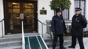 Policiers devant l'hôpital King Edward VII à Londres, chargé de suivre la grossesse de Kate, l'épouse du prince William. L'infirmière victime d'un canular téléphonique monté en début de semaine par une radio australienne à propos de la grossesse de Kate a