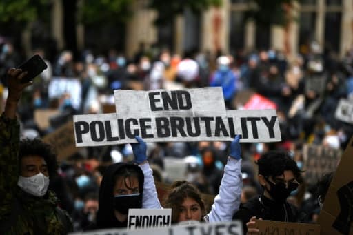 "Mettons fin à la brutalité policière", clame une pancarte au milieu de la manifestation qui s'est tenue devant le Parlement à Londres, le 6 juin 2020 "Mettons fin à la brutalité policière", clame une pancarte au milieu de la manifestation qui s'est tenue devant le Parlement à Londres, le 6 juin 2020