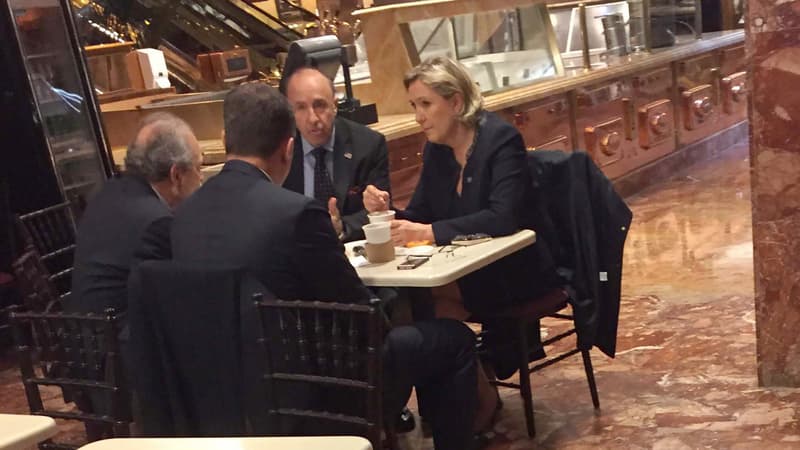 Marine Le Pen dans un café au pied de la Trump Tower, à New York, le 12 janvier 2017