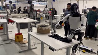 Le robot humanoïde de Tesla, Optimus Gen2, est capable de plier du linge.