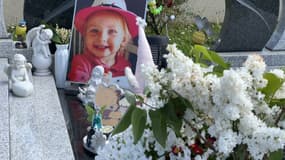À Mairieux (Nord) le 7 mai 2025, des fleurs et des photos déposées sur la tombe de Léa, fillette de 2 ans et demi assassinée au couteau en 2018.