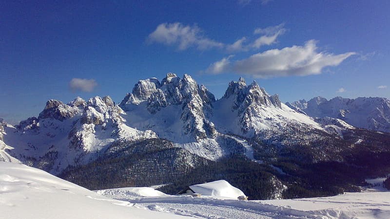 "Une dizaine de randonneurs à ski emportés": deux morts et cinq blessés dans une avalanche en Italie