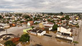Vue aérienne des rues inondées du quartier Sarandi à Porto Alegre, dans l'État du Rio Grande do Sul, au Brésil, le 5 mai 2024. 