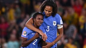 Wendie Renard réconforte Vicky Becho, qui a manqué le tir au but décisif lors de Australie-France, en quart de finale de la Coupe du monde, le 12 août 2023