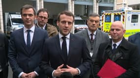 Emmanuel Macron à la sortie de l'hôpital Necker à Paris. 