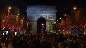 Des décorations de Noël sur les Champs-Élysées.