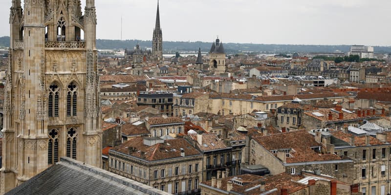 Une vue aérienne de plusieurs clochers d'églises, à Bordeaux