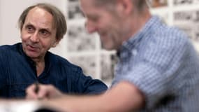 L'écrivain Michel Houellebecq et l'architecte Louis Paillard au vernissage d'une exposition-vente des planches originales du roman graphique adapté de "La Carte et le Territoire", à la galerie Romero Paprocki, le 30 juin 2023 à Paris.