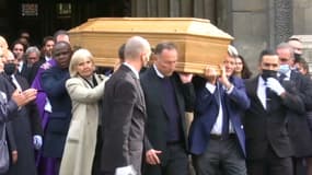 Le cercueil de Bernard Tapie porté par ses proches.
