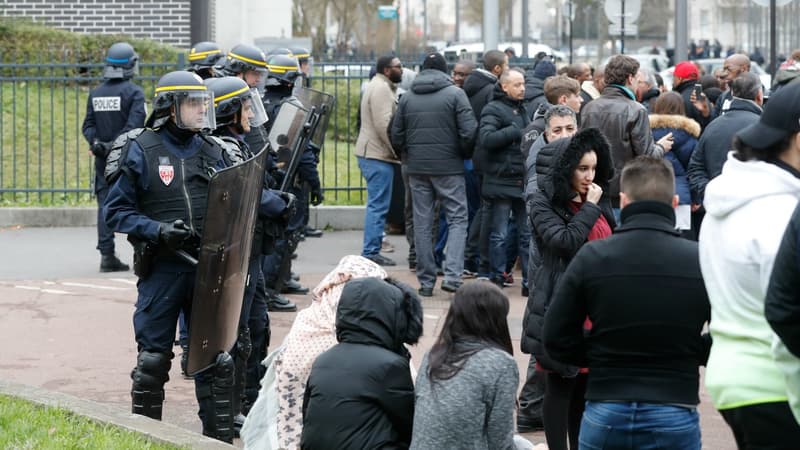 Les CRS font face aux manifestants à Aulnay-sous-Bois.