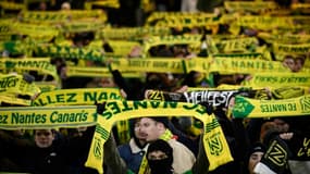 Des supporters nantais lors du match de football FC Nantes-OGC Nice au stade de la Beaujoire à Nantes, le 2 décembre 2023