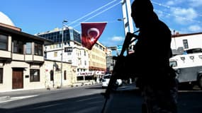 Un policier turc dans le quartier de la discothèque attaquée la nuit du Nouvel An à Istanbul