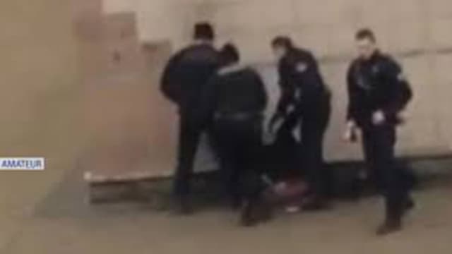 Image issue d'une vidéo amateur de l'interpellation des policiers sur Théo, jeudi soir à Aulnay-sous-Bois.