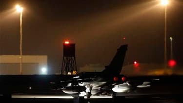 Tornado britannique s'apprêtant à décoller du sud de l'Angleterre. Les puissances occidentales ont lancé dans la nuit de dimanche à lundi une deuxième vague d'attaques aériennes sur la Libye après avoir stoppé l'avancée des forces de Mouammar Kadhafi vers
