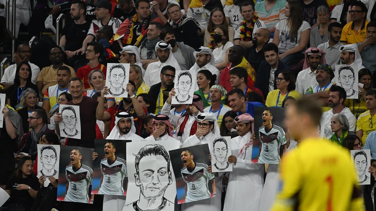 Katar-Anhänger trollen mit Porträts von Mesut Özil als Reaktion auf deutsche Geste