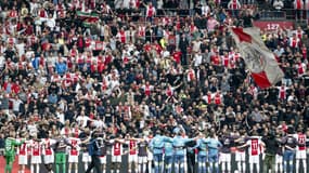Les joueurs de l'Ajax Amsterdam - bras dessus, bras dessous - devant leurs supporters, ce dimanche, après la perte de la première place de championnat au bout du sprint final
