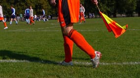 Un arbitre bénévole lors d'un match de district