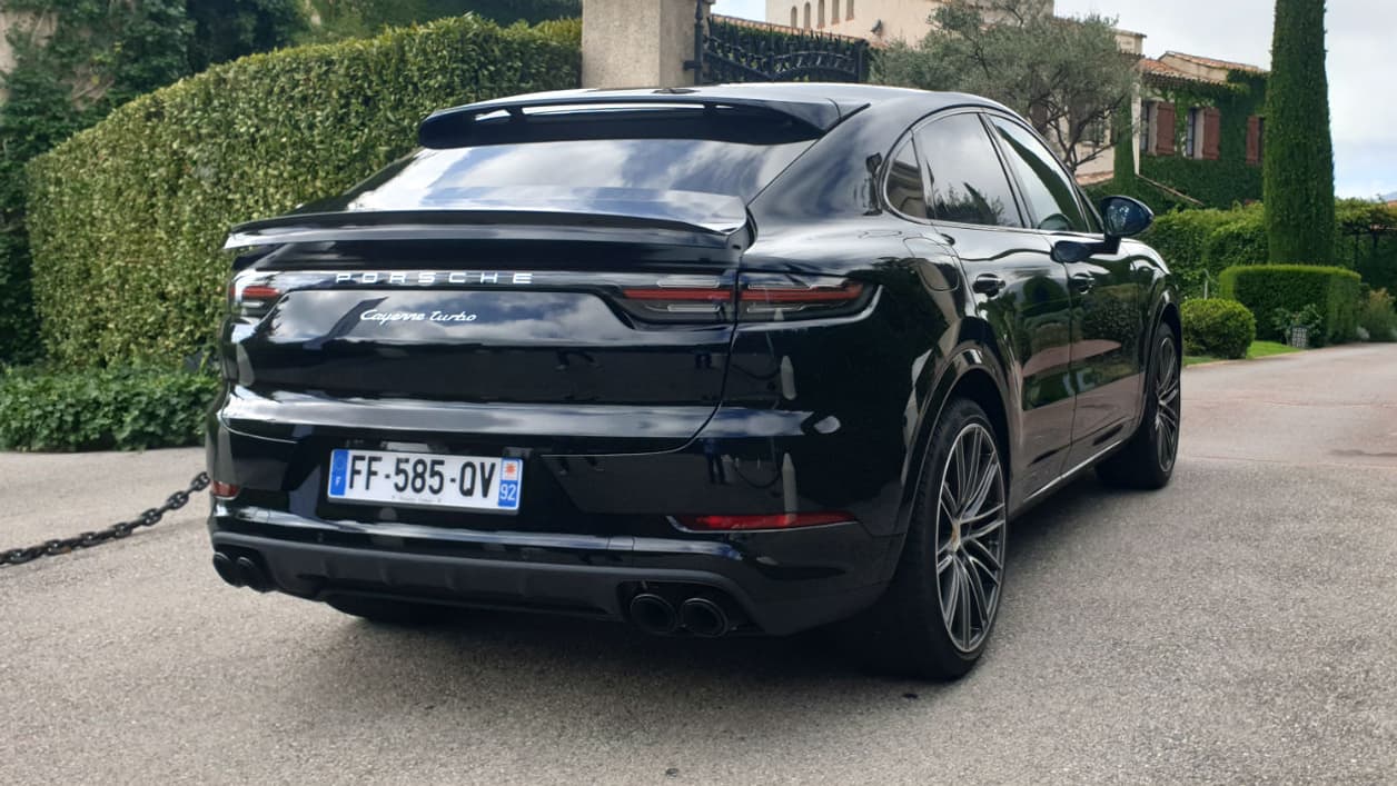 L'arrière élargi et cet aileron arrière improbable donnent de l'agressivité à ce Cayenne Coupé. La facture a également de quoi rendre agressif, avec un modèle d'essai à 183.183 euros, et près de 33.000 euros d'options.