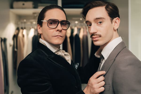 Daniel Brühl et Théodore Pellerin dans les rôles respectifs de Karl Lagerfeld et Jacques de Bascher dans la série de Disney+ Becoming Karl Lagerfeld