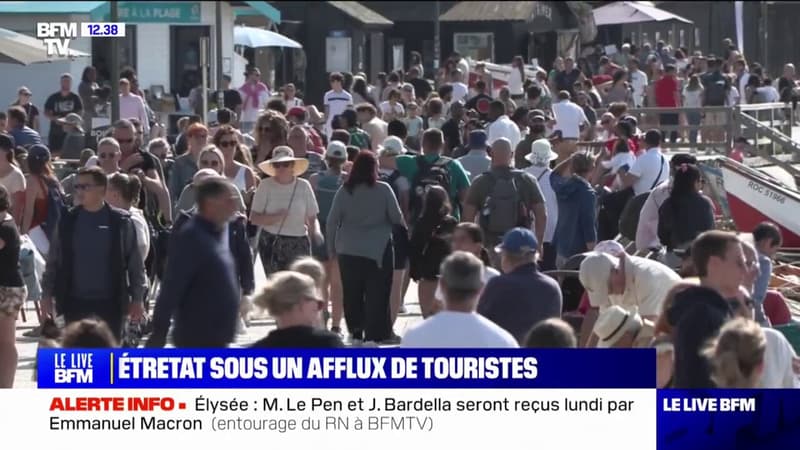 La ville d'Étretat envahie par les touristes