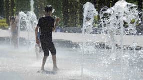 Des enfants s'amusent sous des jets d'eau (photo d'illustration)