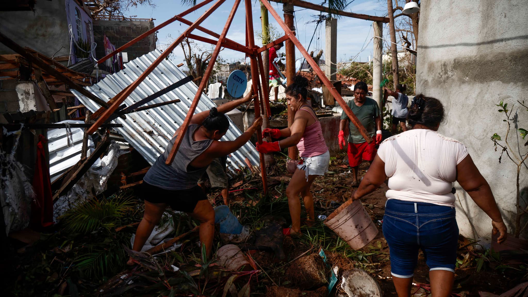 Des habitants enlèvent les débris laissés par le passage de l'ouragan Otis à Puerto Marques, dans l'État de Guerrero, au Mexique, le 28 octobre 2023. Le bilan de l'ouragan d'une puissance exceptionnelle qui a frappé la station balnéaire mexicaine d'Acapulco s'est alourdi samedi à 39 morts, a annoncé le gouvernement mexicain. Le bilan de l'ouragan d'une puissance exceptionnelle qui a frappé la station balnéaire mexicaine d'Acapulco s'est alourdi samedi à 39 morts, a annoncé le gouvernement mexicain. Ce lundi 30 octobre, il fait état de 48 morts. 